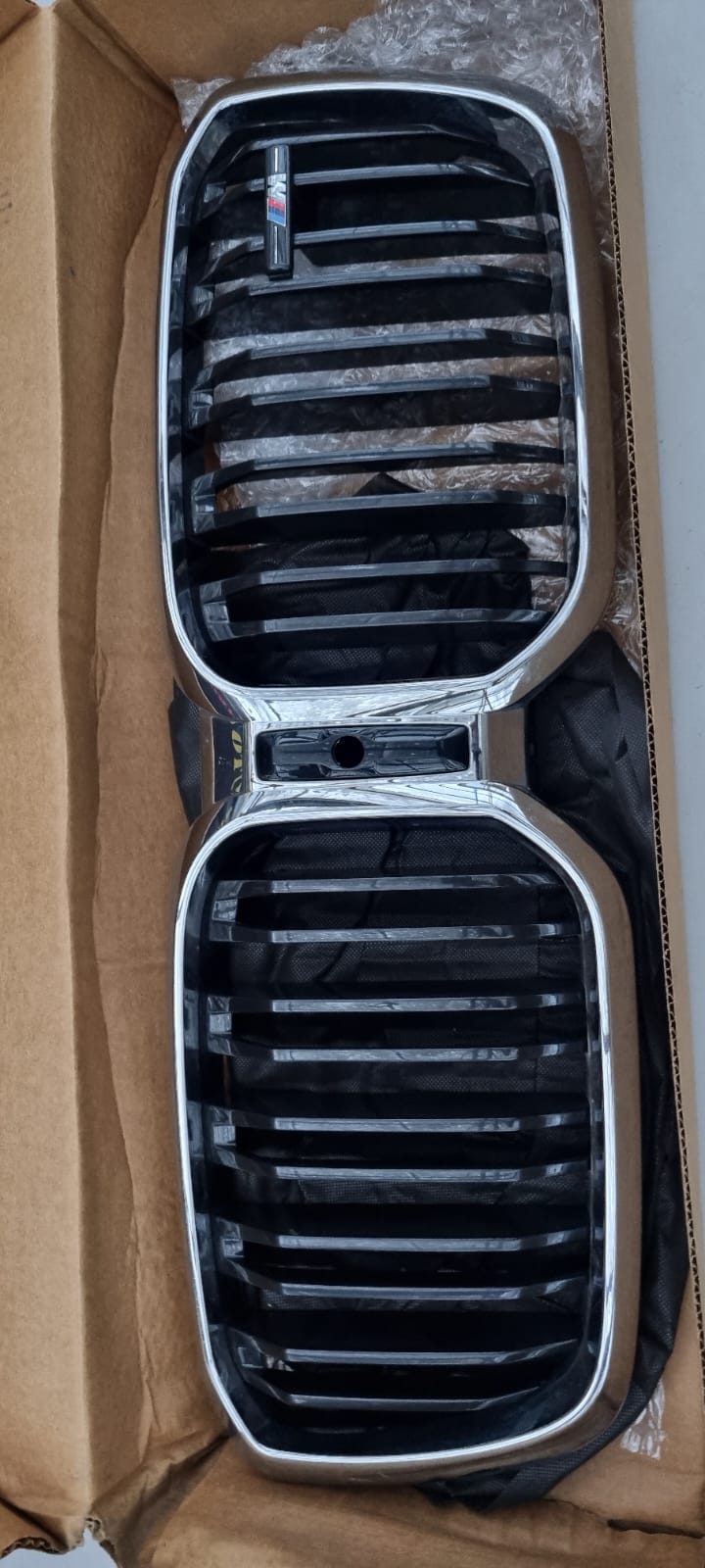 GRILL BMW X3 VOORBUMPER BOVEN 10627111